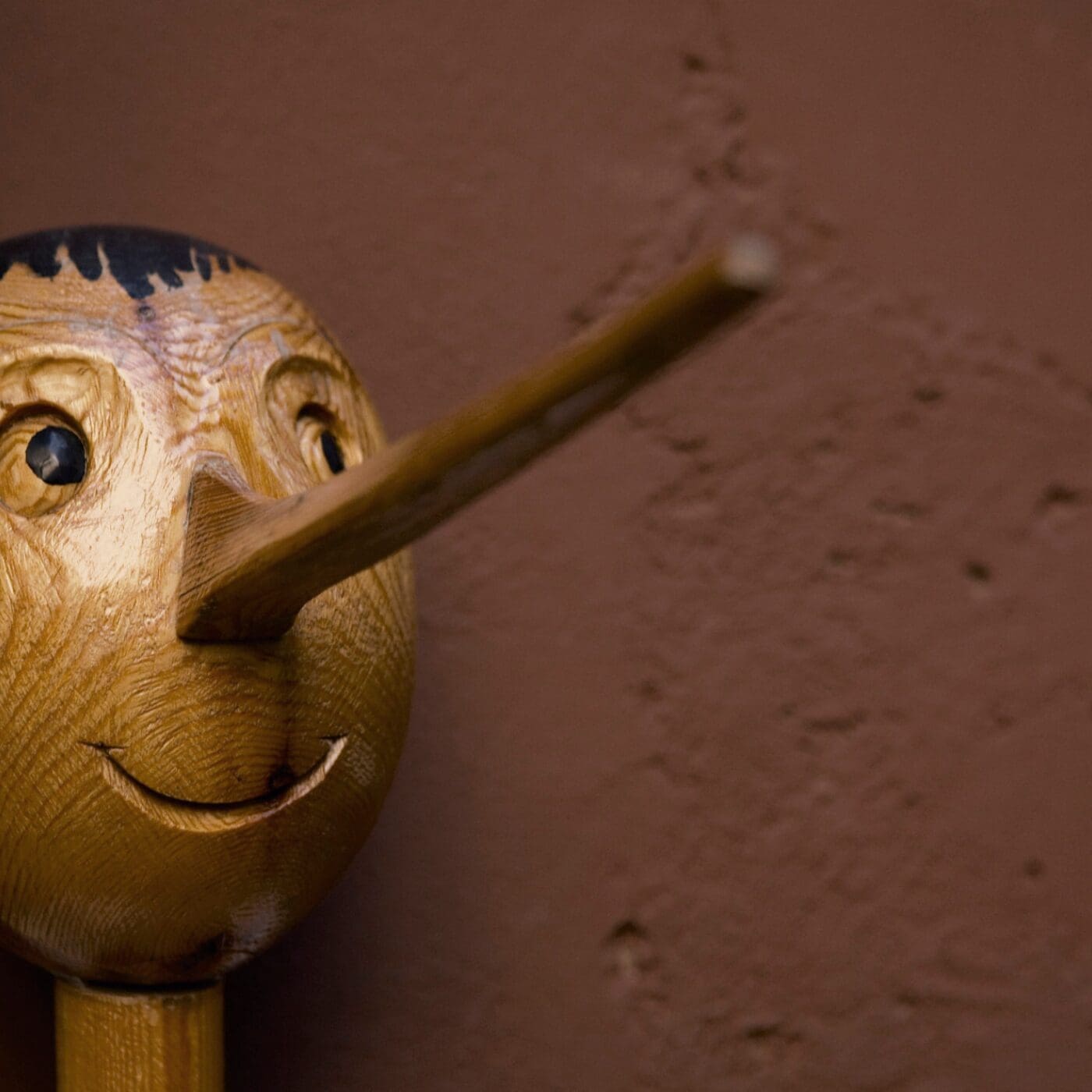 Pinocchio en bois vintage illustrant le syndrome de Pinocchio : le mensonge chez l'enfant comme compétence sociale selon l'école de Palo Alto
